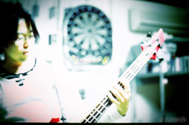 ベースを弾く私（2006年頃）